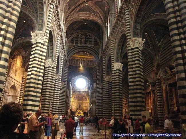 大聖堂内部。<br />白と黒の縞々大理石がすごい。