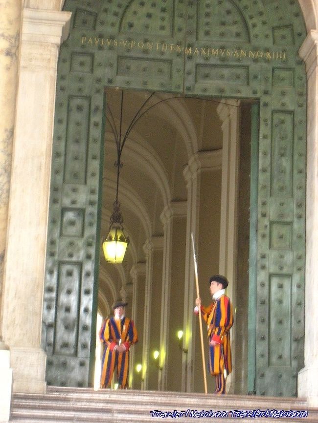 バチカンの警備の人かな？<br />服がカッコいい。笑