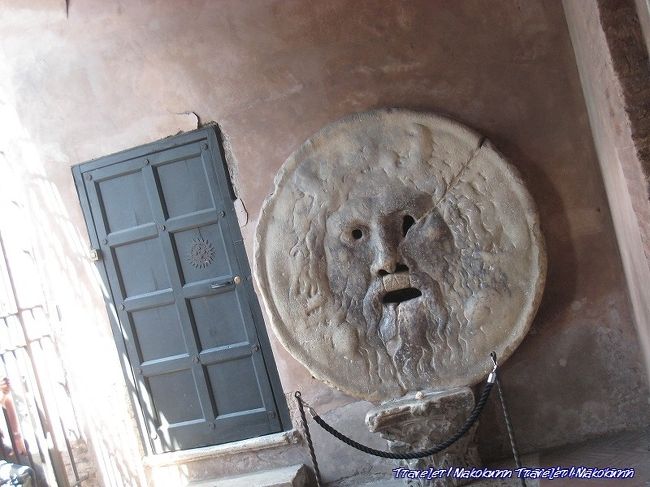 真実の口。<br />ここは唯一無料で見られる。<br />手を入れて写真を撮るには長蛇の列なので近くまで行って撮影。