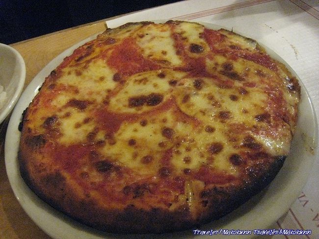 テルミニ駅の近くでピッツァをテイクアウト。<br />これ、美味しかった！