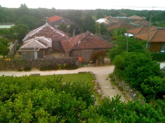 石垣に囲まれた赤い瓦屋根の家々。白い砂地の道。集落全体が国の登録有形文化財に指定されているそう。中はリフォームとかでいくらでも変えてもいいけど、外観はまわりと統一させて、昔ながらの民家を保存、再現している。