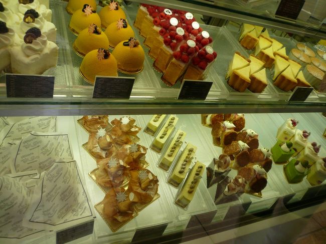 こちらのパティスリーはとっても丁寧に作られていてどれも低価格なんです。<br />一番人気の「ケーゼ」他「ショコラ」「シシリー」「パウンドケーキ」を自分用のお土産に買いました。<br />長時間ドライブに耐えられるよう傾かないように丁寧に梱包して下さいました。