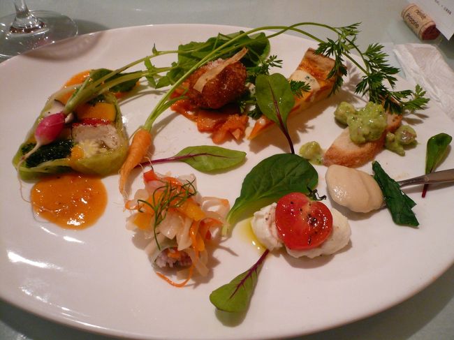 ポタジェとは菜園という意味です。<br /><br />前菜登場！！<br /><br />無農薬で身体にやさしい野菜達がたっぷり♪<br /><br />左上から<br /><br />テリーヌ・ライスコロッケ・キッシュ・ポテトのタルタル？<br /><br />左下から<br /><br />生春巻き・カプレーゼ・かぶのなんとか？