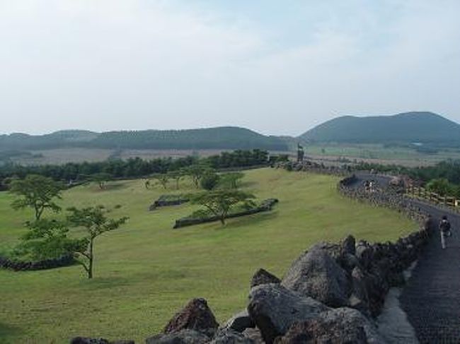 天然記念物第２６３号に指定されている、<br />韓国で唯一の爆裂火口の寄生火山です。