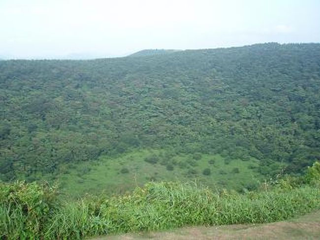 噴火口です。<br />広々とした草原に大きく穴が空いています。<br />