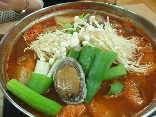 夕食は、海鮮鍋・ヘムルタンです♪<br />小さいアワビ・エビ・貝など海鮮がいっぱい☆