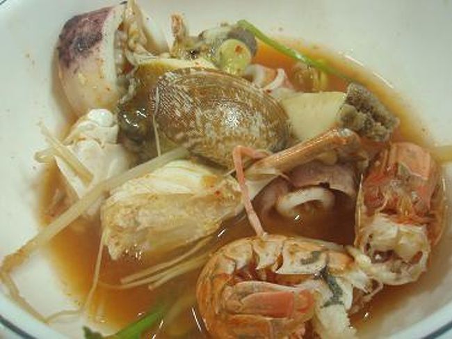 海鮮たっぷりで、キムチ味のスープが絶品で美味しかったですよ〜<br />また、ここではサンチュじゃなくて白菜を巻いて食べるんです！<br />白菜は初めてでしたね〜