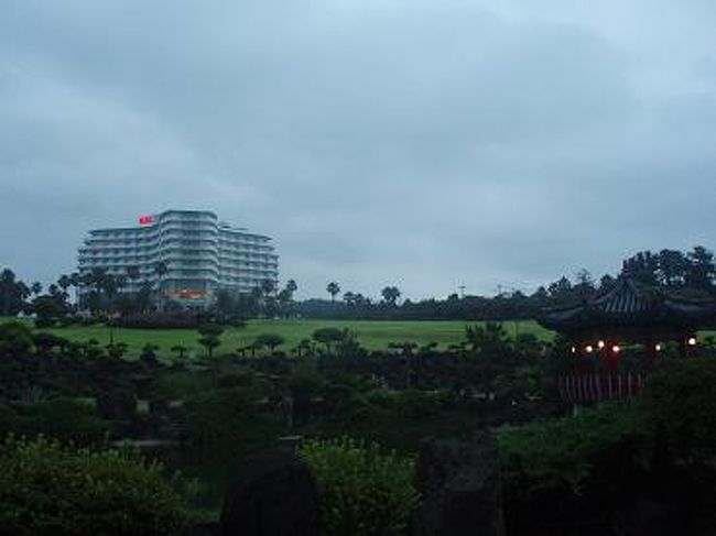 ホテルに戻って、ホテル前の広場を散策してみました。<br />池もあって、ちょっとして庭園になっていました。