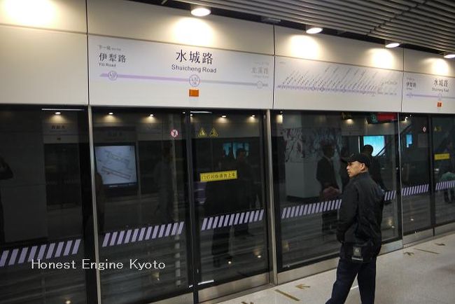 どの駅にも必ず警官が巡回しています。