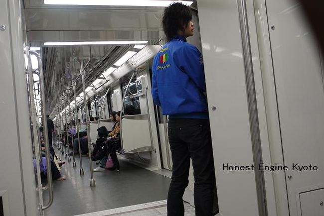乗った電車は試運転中?!<br />駅間で止まった時、機械を調べる係員。