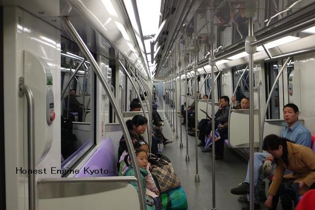 駅側の扉の不具合で、駅から発車出来ない電車を心配する乗客。