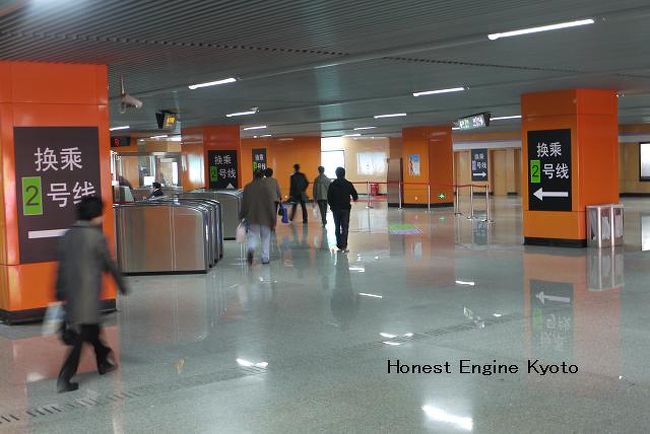 真新しい、南京東路駅の１０号線と２号線の連絡通路です。