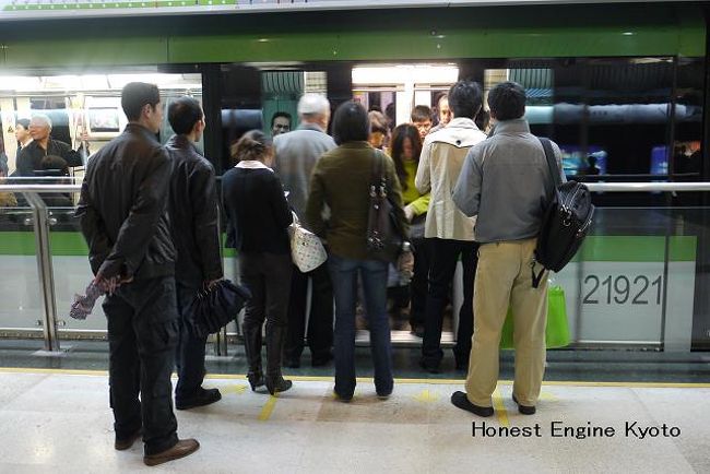 降りる人に道を譲ること無く、我先に乗り込む人たち。