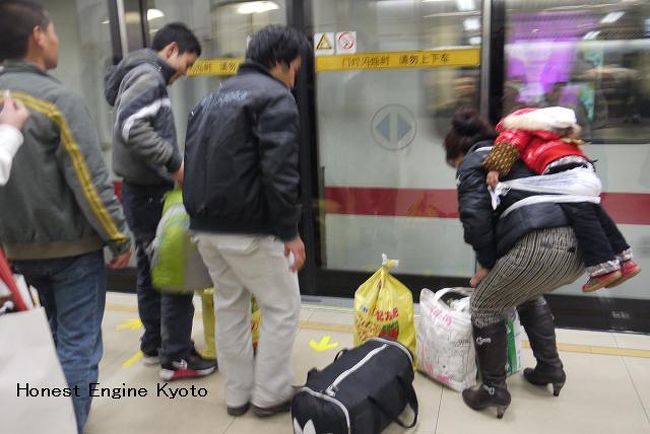 電車の乗降口を塞ぎ、一列に並ばず到着電車を待つ人達。<br />中国では、これが当たり前の行動です（マナー!?）。