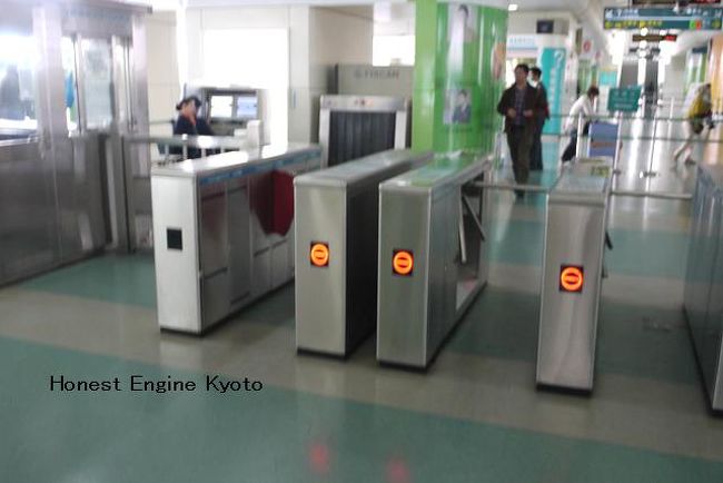 手荷物は、改札口でセキュリティ・チェックを受けた後、改札を通ります。