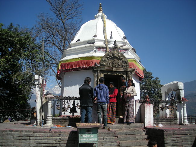 ヒンドゥヴァシニ神社。<br /><br />宿に荷物を置いたら、即出発。<br />ここから見える山の景色もすばらしい！！！