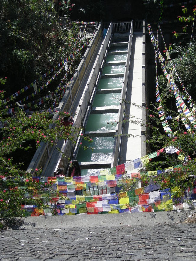 セティ川（白い川）と呼ばれるところ。<br /><br />これは川にかかる橋で、飲んだりできるように<br />通してあるそうです。