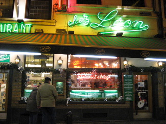 有名な「LEON」ムール貝のお店。<br />近所には魚介の似たようなお店がいっぱいあるけど、観光客目当てでぼったくるところもあるらしい。<br />やっぱりここでなくっちゃ！！