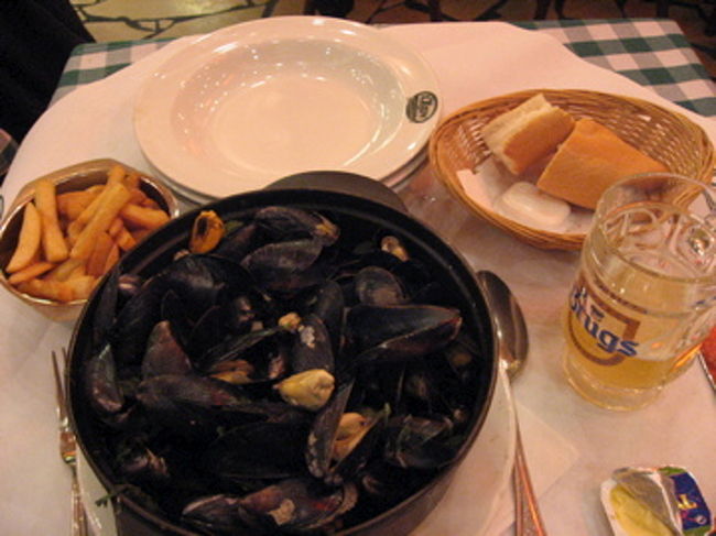 これがいわゆる「バケツいっぱいムール貝」そしてポテトのセット。<br />これに定番のヒューガルデン (Hoegaarden White)ホワイトビールがぴったり。まさしく魚介のためのビールと言っても過言ではない！！<br /><br />こんな大量のムール貝、食べきれるんだろうか・・・と不安に思ったものの、しっかり完食してしまった。