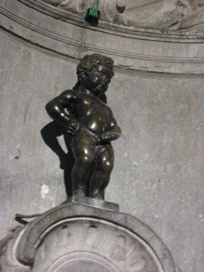 かの有名な小便小僧 Manneken-Pis　17世紀 J・デュケノワ作<br />ブリュッセルの最年長市民<br /><br />「世界三大がっかり」と言われてしまうだけあって・・・小さい。<br />それに、微妙にわかりにくいところにあるのね。