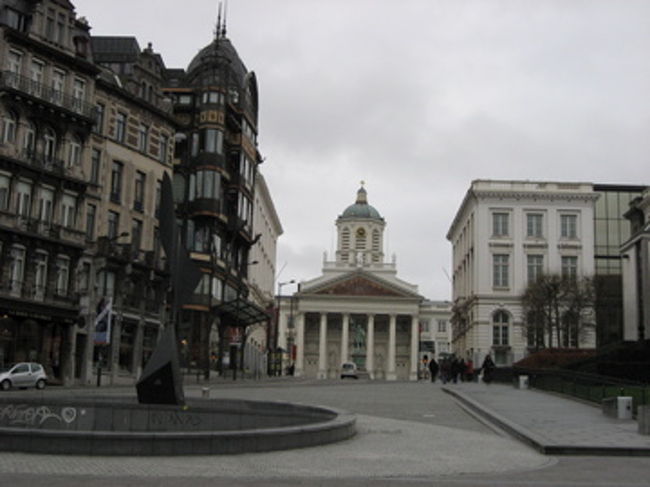 左手の建物が楽器美術館。<br />いろんな楽器の原型となるものが展示されており、現在のものにむかって進化していく様子が見られる。