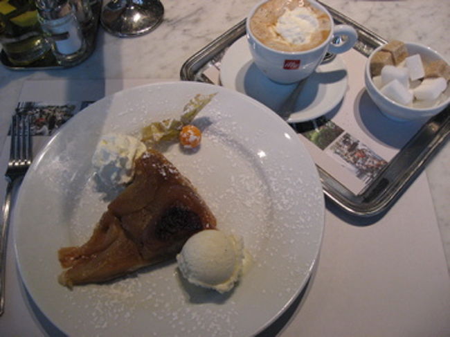 楽器美術館最上階のカフェでタルトタタン。周りから聞こえる言葉がフランス語ということもあって、気分はすっかりパリジェンヌ。