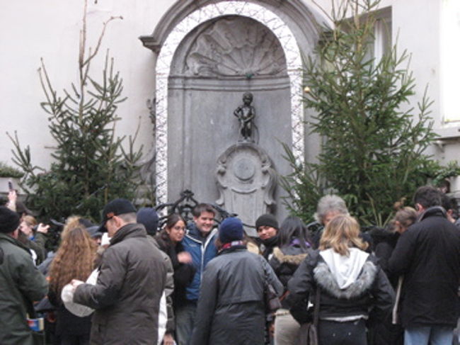 もう一回ジュリアン君のところに来てみると・・・<br />やっぱり小さいけどなかなかの人気！