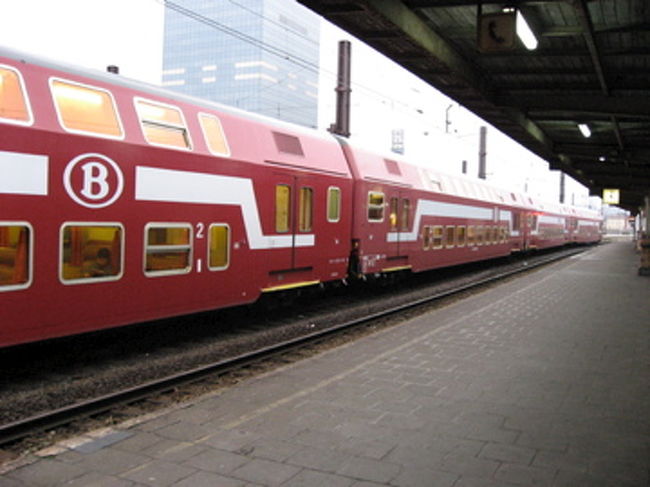 国営ベルギー鉄道の電車。赤でかわいらしい。<br />ユーロスター発着駅であるブリュッセル南駅まで、中央駅から一駅。