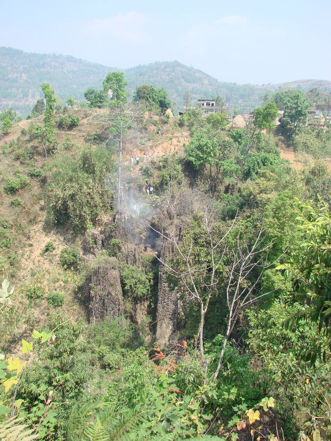 村の外れの急な傾斜地に小さな岩の穴倉がある。
