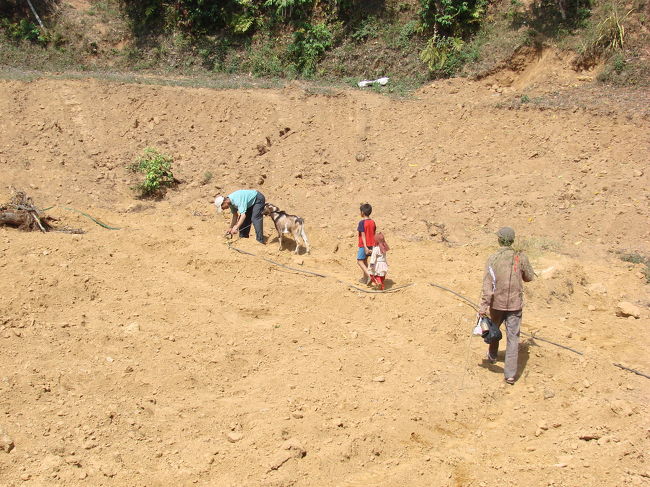 隣のキシナさんも山羊を１頭引き連れて穴倉へ向かっている。