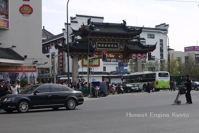 人民路からゲートをくぐるとすぐ豫園商城です。<br />