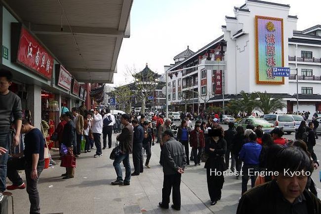 麗水路のゲートをくぐりぬけたところの商店街。<br />