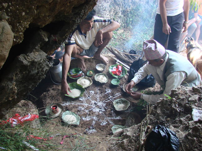 模様を描き終えた地面には木の葉の器に盛られた米が配置される。