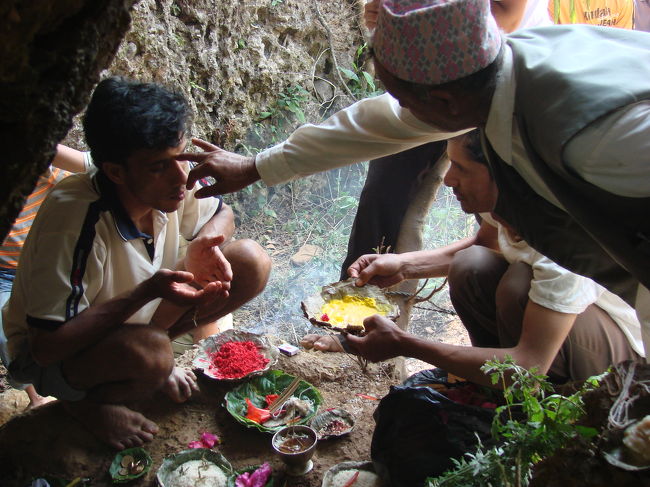 屠殺された山羊は村の各家庭に配られる。