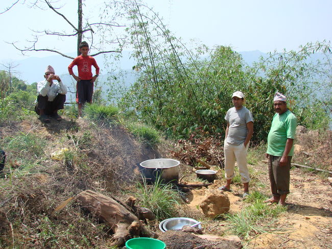 退屈してきたので上に上がってくると大きな釜で食事の用意をしている、水の配水管理をしている叔父さんも来ている。