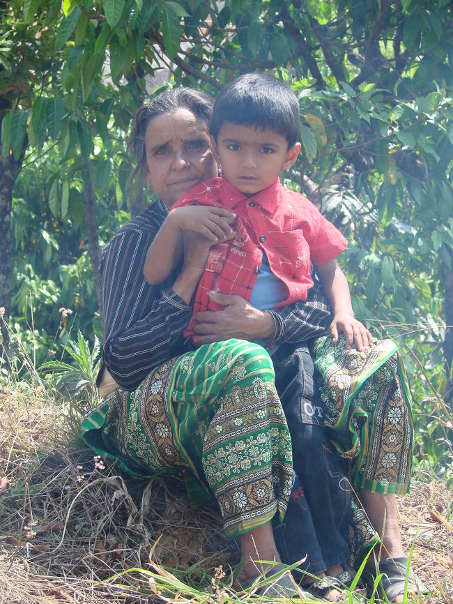 食事を心待ちにしている親子。