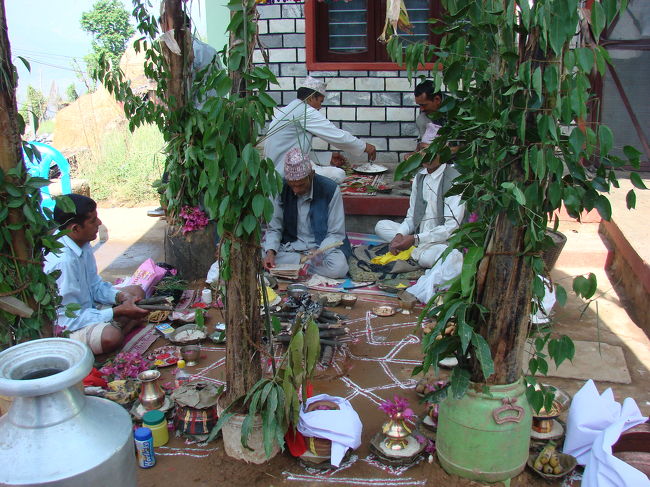 儀式の進行を行う人たちが最後の点検をしている。