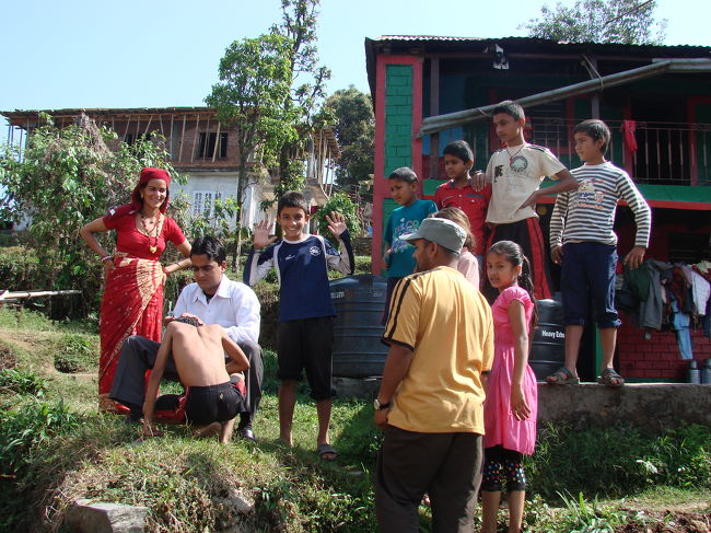 隣の家の庭では成人する男の子の剃髪が行われている。