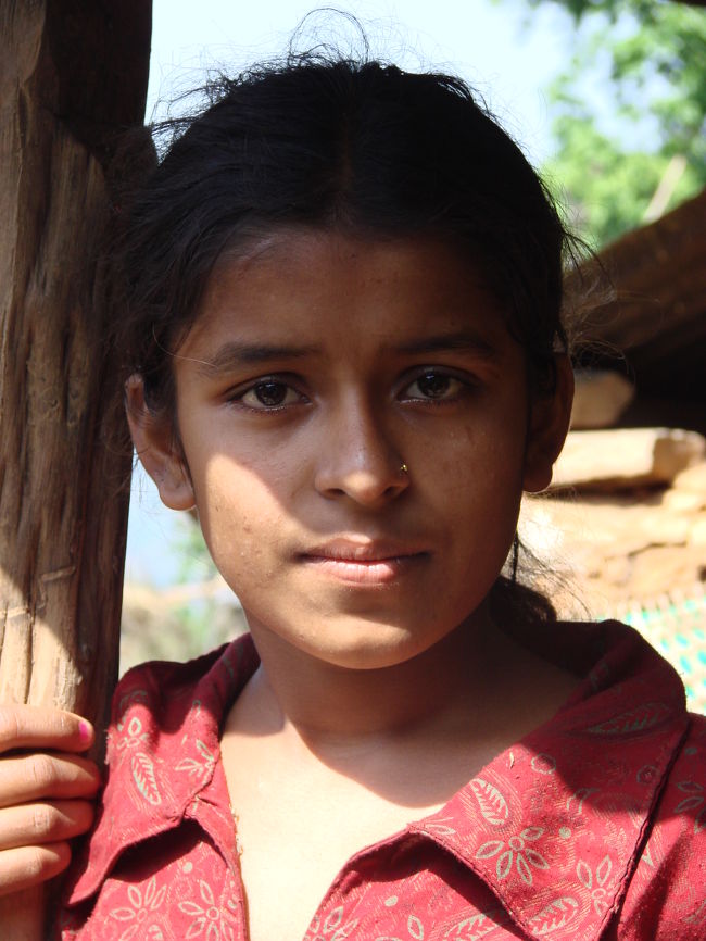 そんな様子を見つめている女の子。