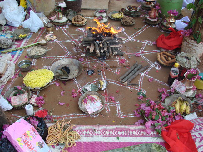 供え物が配置される。