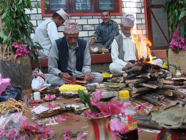 経文のような文句を読み上げる司祭。