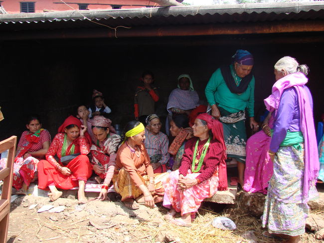 儀式に集まった村人達。