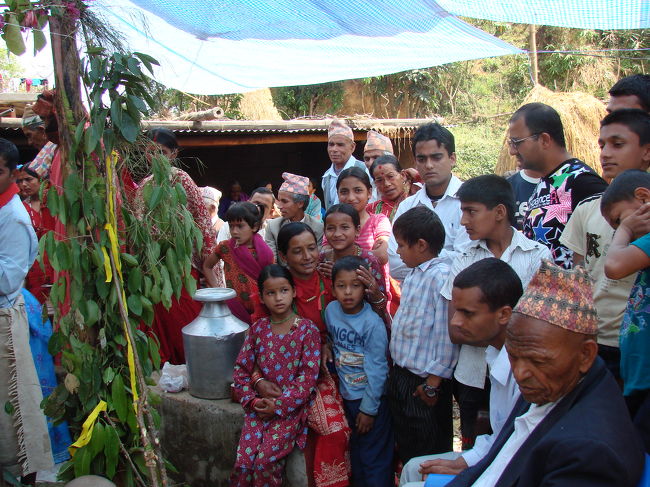 儀式の進行を見守る村人。