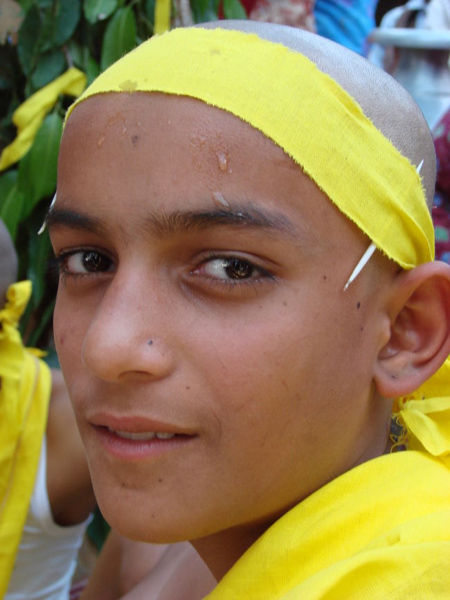 顔見知りの男の子が今日の主役だ、この儀式は年齢が決まっておらず１２−１３歳から１７−１８歳くらいの男の子が行うらしい。儀式ではシンボルのたすきを授かる。