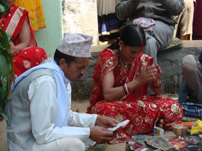 一生懸命お祈りしているのは母親かも。