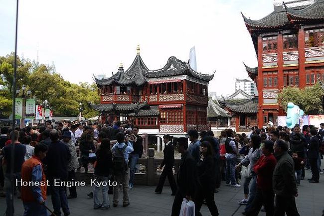 九曲橋の前の広場