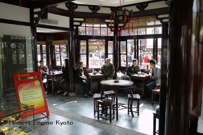 上海で一番古い茶館として有名な「湖心亭」。豫園の風景を眺めながら、香り高い中国茶を楽しめる。