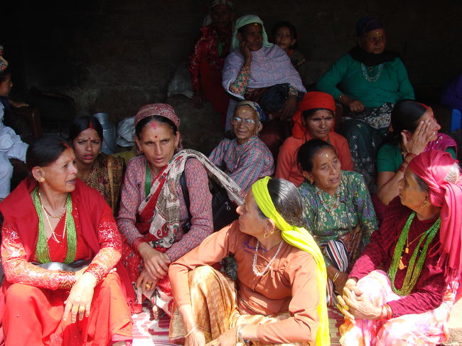 あまり集まる機会がないので話しに花が咲く。<br />村には奥さん連中はたくさんいるがだんなの姿があまり見かけない、サウジ等の諸国へ出稼ぎに行っている家庭が多いのだろう。