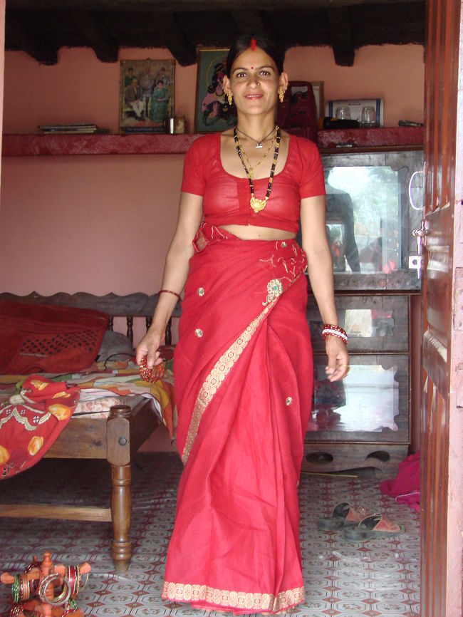 すぐ隣の家の綺麗に着飾っている奥さん。