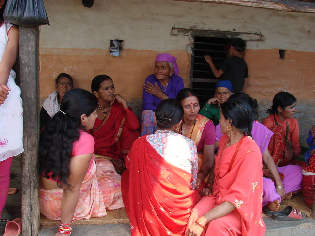 儀式はそっちのけで世間話に夢中の小母さん達。